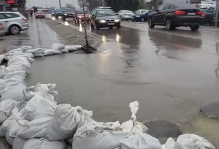 Vrbas nabujao, dio kuća u Lazarevu već odsječen: Mještani strahuju od brane!