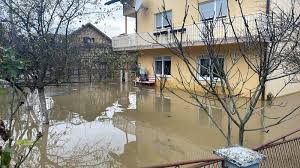 Dramatično u Potkozarju: Voda prodrla kroz nasip