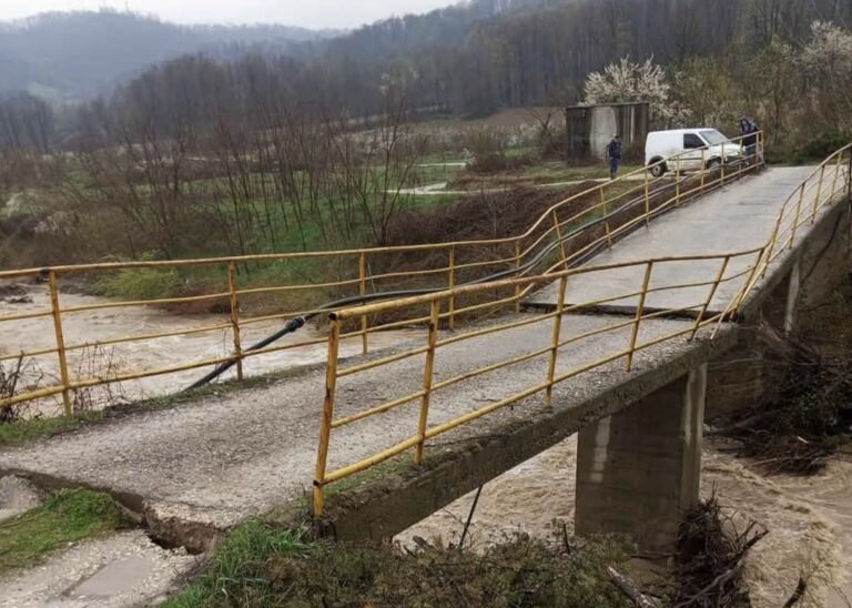 Vodostaj rijeka i potoka u porastu, oštećen most u Mačkovcu FOTO