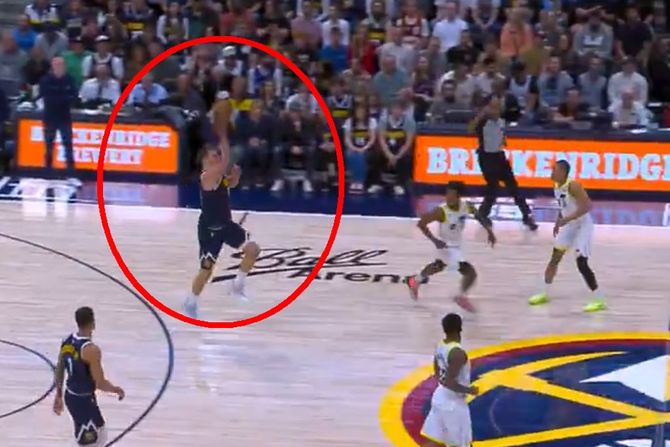 Nevjerovatno!: Nikola Jokić još jednom pogodio nestvaran koš sa cijelog terena uz zvuk sirene