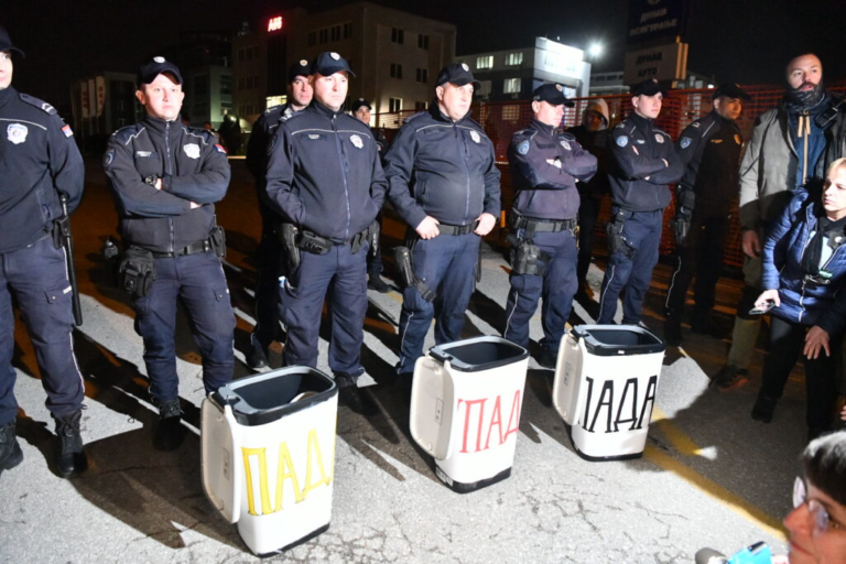 Završen studentski protest ispred „Dezinformera“: „Uđi u kantu Dragane“