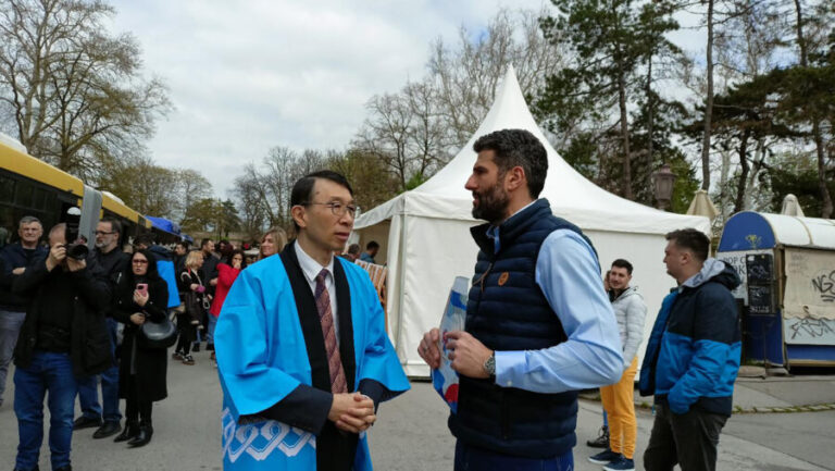 Novi ugao sukoba koji je ostavio u šoku japanskog ambasadora: Šapić u klinču s građanima, odjekivalo „Pumpaj, pumpaj“!