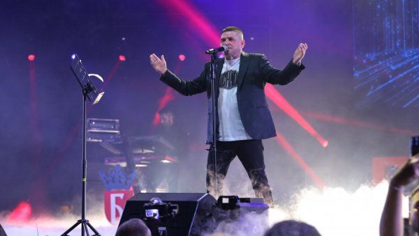 Prekinut koncert Baje Malog Knindže u Kragujevcu: Publika počela da viče „pumpaj“