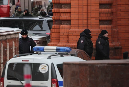 Popeo se na krov i počeo da puca; Građani upozoreni: Ugasite svjetla i ne mrdajte