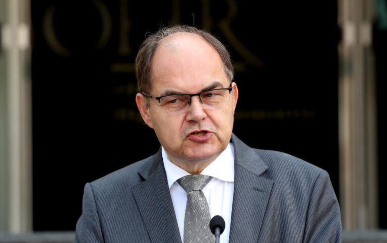 Šmit: Nisam Lajčak, ne povlačim odluke