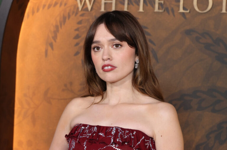 Zvijezda serije „Beli lotos“ viđena kako plače na ulici nakon što su je voditelji ismijali: „Nije smiješno“