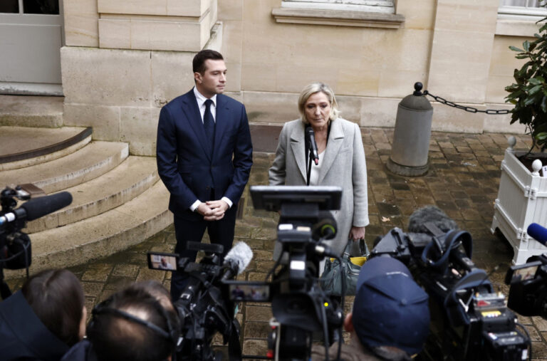 Desna ruka Marin le Pen: Francuska demokratija je ubijena