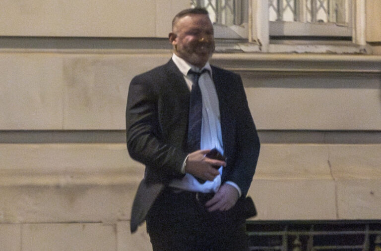 Vejn Runi urinirao nasred ulice FOTO