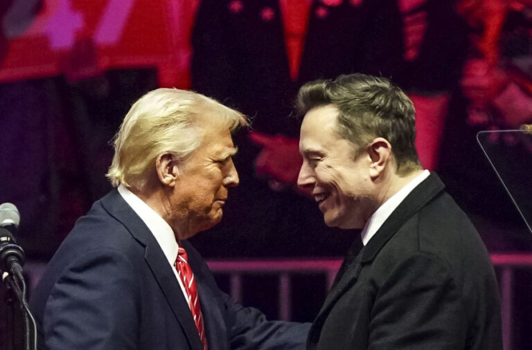 Nastavlja se „rat“ u Bijeloj kući: „Gluplji je od vreće cigli“ FOTO