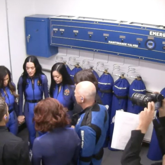 Mreže se usijale ― urnebesne reakcije na "ženski" let u svemir: "Ali, ona stvarno ne želi da ide" FOTO