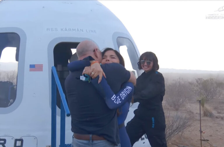 Džef Bezos na koljenima VIDEO