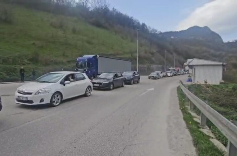 Totalni kolaps na graničnom prelazu: Kolona vozila stoji već satima FOTO