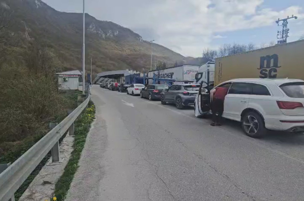 Totalni kolaps na graničnom prelazu: Kolona vozila stoji već satima FOTO