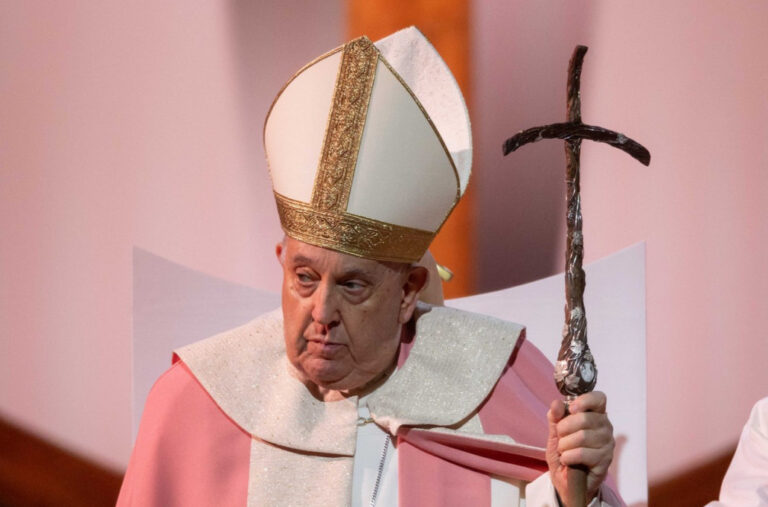 Zvona Notr Dama oglasila se 88 puta u znak sećanja na papu Franju