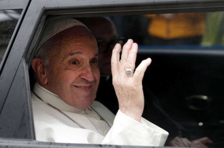 Zašto prsten pape Franje mora uskoro da bude uništen? FOTO