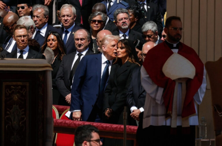 Otkriveno šta je Melanija šapnula Trampu na papinoj sahrani: Spriječila veliku neprijatnost