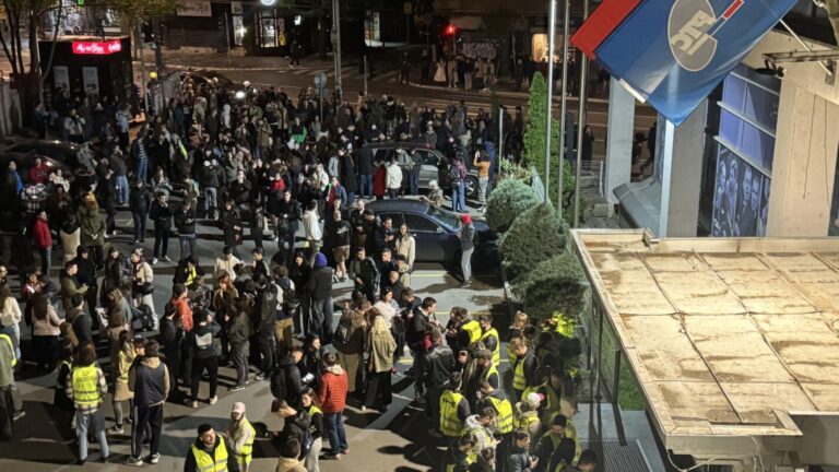 Počela je blokada RTS-a: Studenti pozvali sve ispred javnog servisa