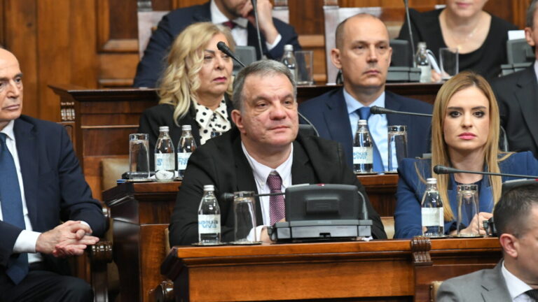 Dejanu Vuku Stankoviću pozlilo u Skupštini: Morao da napusti salu tokom govora Miroslava Aleksića