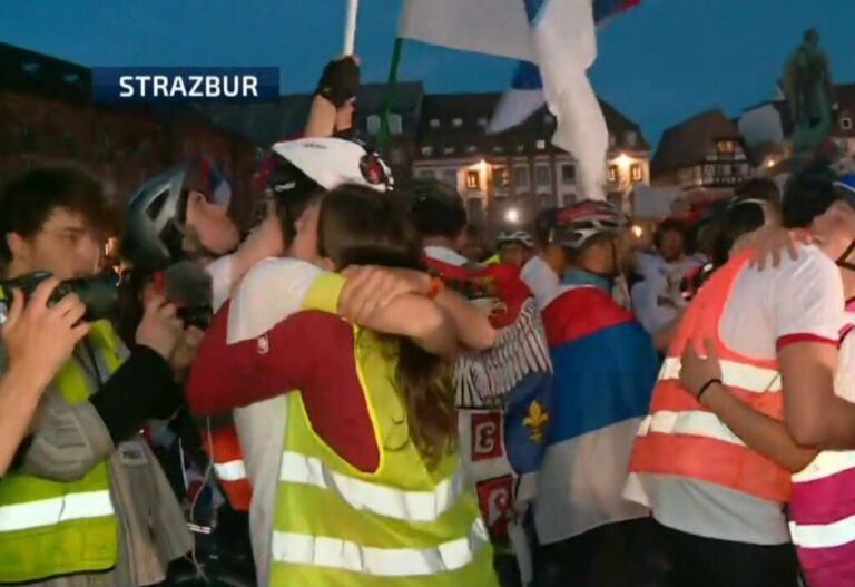 Studenti biciklisti stigli u Strazbur: Sve pršti od emocija; Trgom Kleber se ori “ Bože pravde“ i „Tamo daleko“