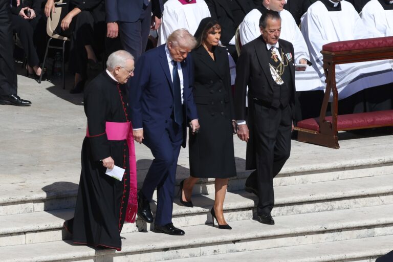 Donald Tramp u plavom odjelu na sahrani papa Franje: