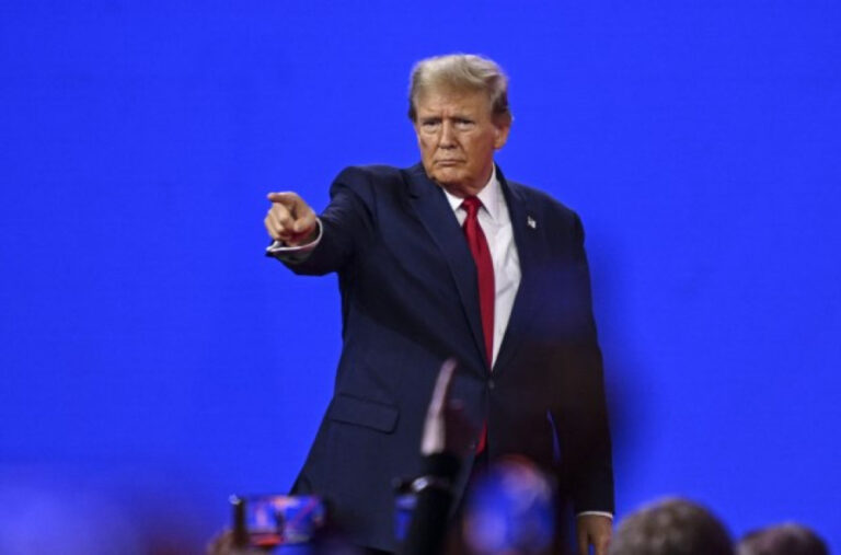 Tramp proširio listu krivaca: Evo u koga je uperio prstom