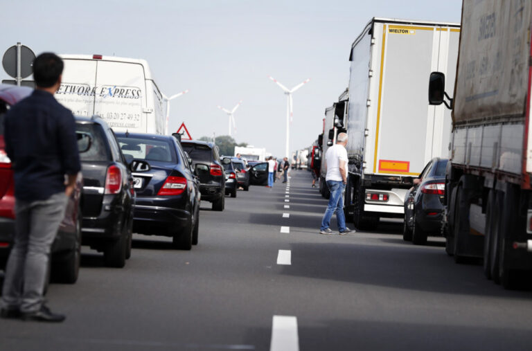 Teretnjaci na izlazu iz Srbije čekaju tri sata na prelazu Šid