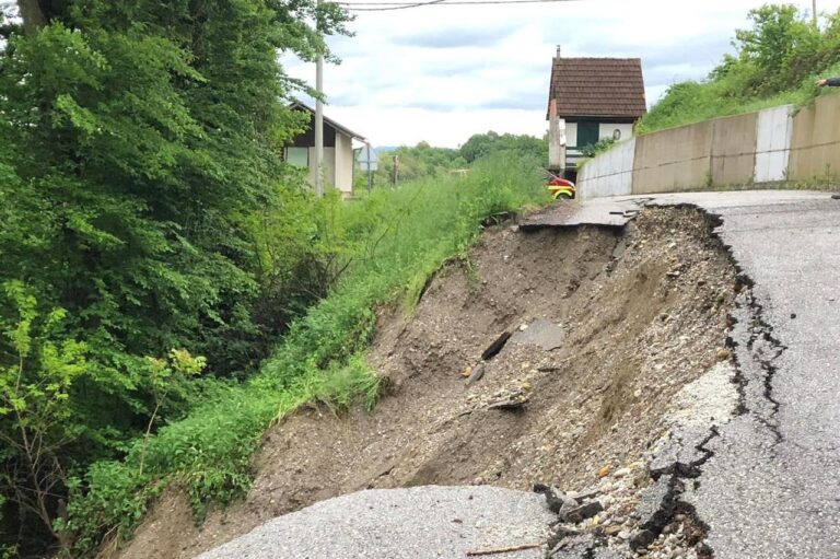 Dramatična klizišta ugrožavaju kuće u Potkozarju