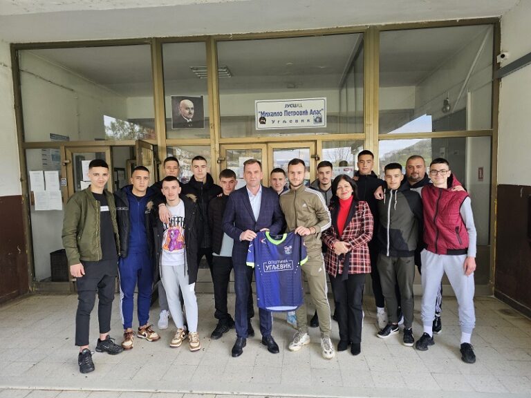 Načelnik Ugljevika Gajić ispratio srednjoškolce na fudbalsko takmičenje: Finale-trijumf uspjeha i ljudskog podviga