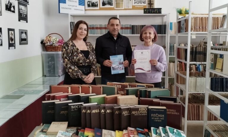 Školska biblioteka u Priboju dobila vrijedne knjige: Poklon Mirjane Jarić iz Bijeljine