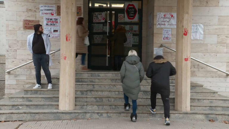 Policija ušla na Medicinski fakultet u Nišu i legitimiše studente