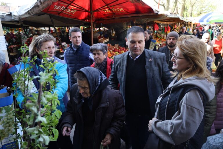 “Pokret za Bijeljinu” podjelom sadnica voća i ruža obilježio početak “Aprila mjeseca čistoće”