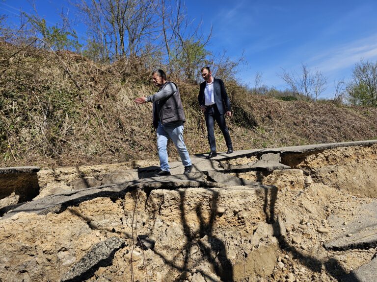 Rješavanje prohodnosti puta L21 Crveno Brdo-Gornja Krćina ugroženog usljed klizišta: Načelnik Ugljevika sa mještanima