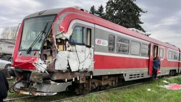 Užas kod Kraljeva: Sudarili se putnički voz i kamion; Lokomotiva uništena