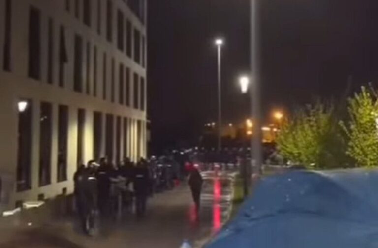 Žandarmerija u punoj opremi stigla kod zgrade RTV-a u 5.30: Potisnuli studente sa ulaza i formirali kordon