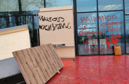 RTV više nije blokiran: Žandarmerija uklonila rekvizite koje su studenti postavili na ulaz, počelo emitovanje jutarnjeg programa FOTO