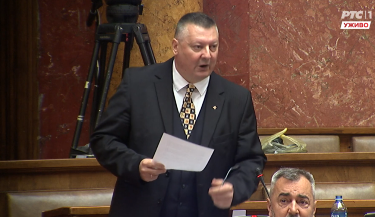 „Saltomortale“ u Skupštini Srbije: Poslanik vladajuće većine napao Vučića pa rekao; Studenti su vijest na svim svjetskim medijima osim na RTS-u