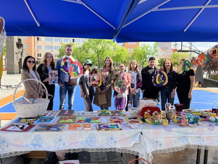 Omladinci RSS podržali humanitarnu vaskršnju izložbu i pozvali sugrađane da se pridruže akciji