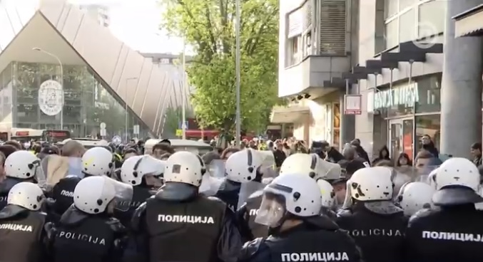 Žandarmerija gurala studente ispred RTS-a: Blokada javnog servisa i dalje traje, policija uvela zaposlene u zgradu