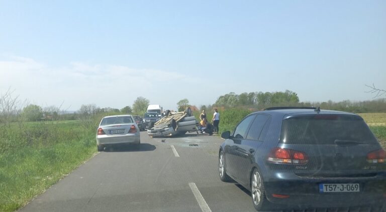 Saobraćajna nesreća u Ljeljenči kod Bijeljine: Jedno vozilo završilo na krovu