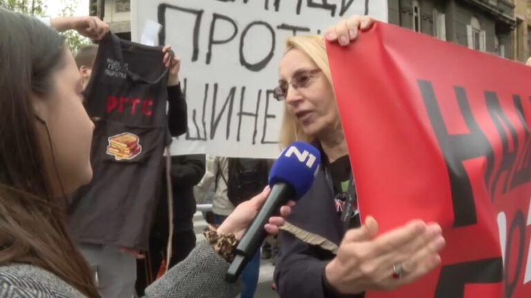 Urednica RTS-a na blokadi: „Mi ne znamo odakle se emituje, gde se sprovodi taj signal, iz naše kuće nije“