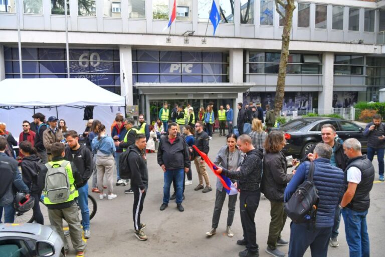 Studenti blokiraju RTS:  Od jutros nema ni Jutarnjeg programa ni vijesti, na prvom kanalu emituje se film
