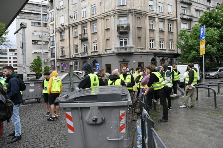 Atmosfera ispred RTS-a: Blokada ušla u 81. sat, nije bilo jutarnjeg programa, policija sa svih strana FOTO