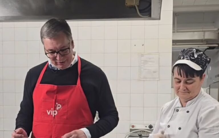 „I ja sam Ćaci“: Vučić boji jaja i nosi u Ćacilend