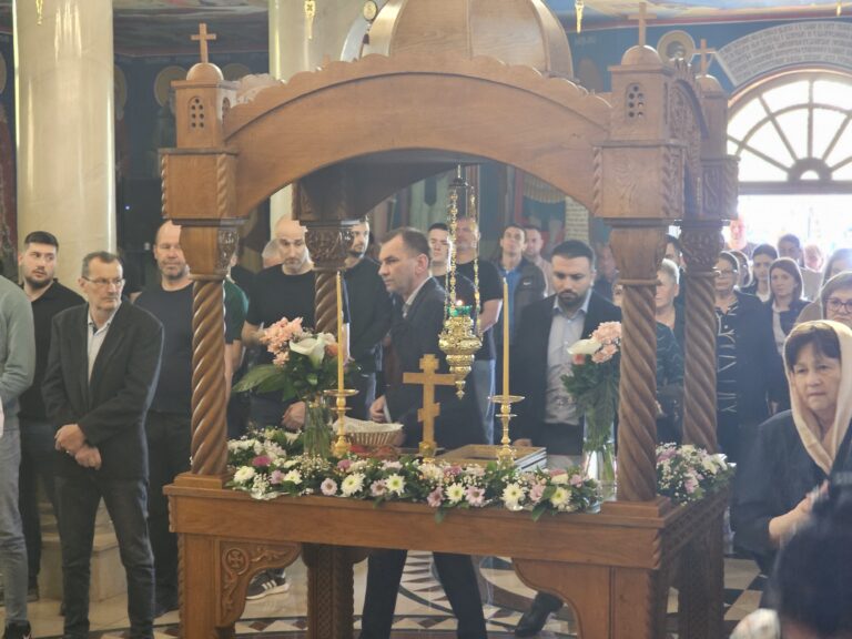 Načelnik Gajić na iznošenju plaštanice u rodnoj Mezgraji i Ugljeviku: Vjernici okupljeni u molitvi