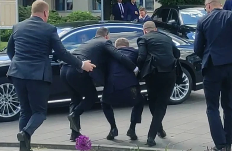 Objavljen dosad neviđen snimak atentata na Fica: Ovo je njegova reakcija na pucnjavu VIDEO