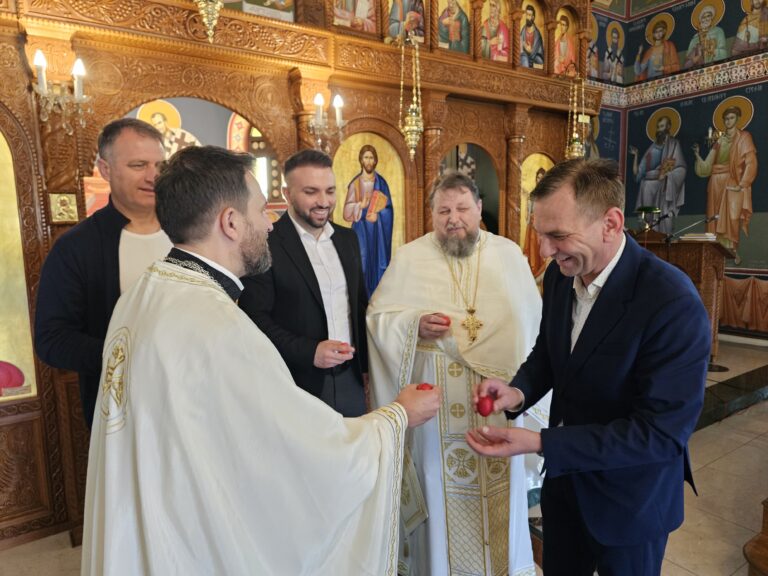 Radost Vaskrsa u Ugljeviku: Slave i svetkuju Hristovo Vaskrsenje