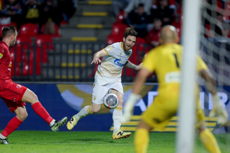 Zvezda razbijena u Kragujevcu, Radnički joj napunio mrežu i naneo prvi poraz u Superligi