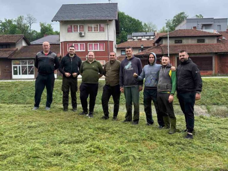 Lopare: Mladi lokalne organizacije Srpske demokratske stranke organizovali akciju košenja riječnog korita FOTO