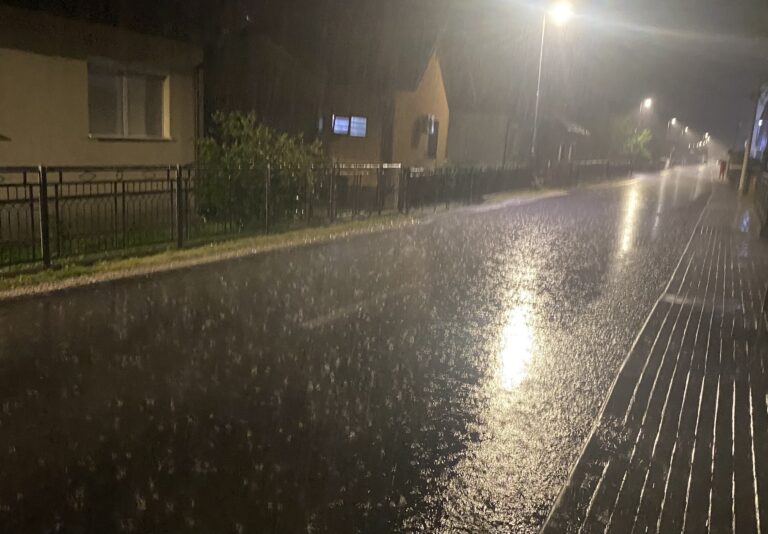 Jaka kiša izazvala poplave na ulicama Bijeljine: Lije kao iz kabla FOTO