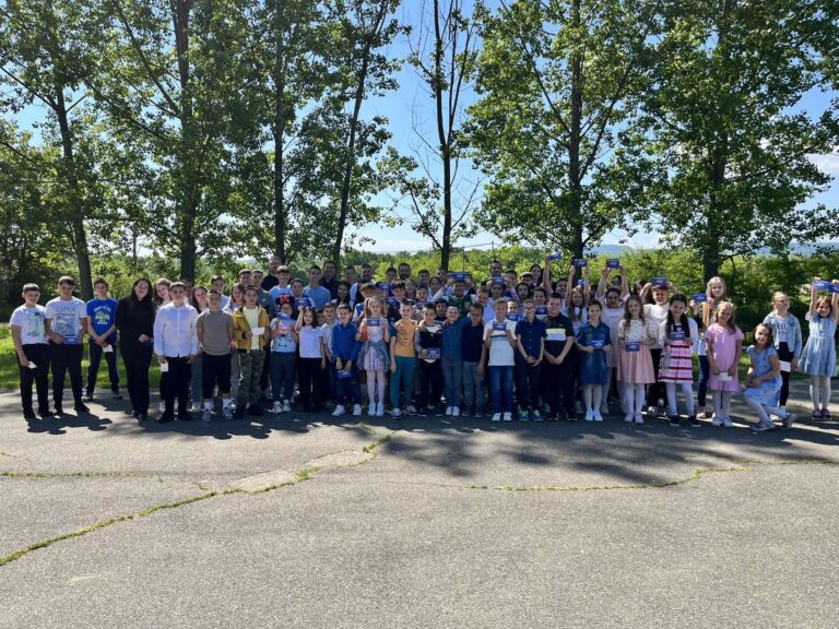 Delegacija FK Radnik Bijeljina posjetila Osnovnu školu „Dositej Obradović“ u Suvom Polju